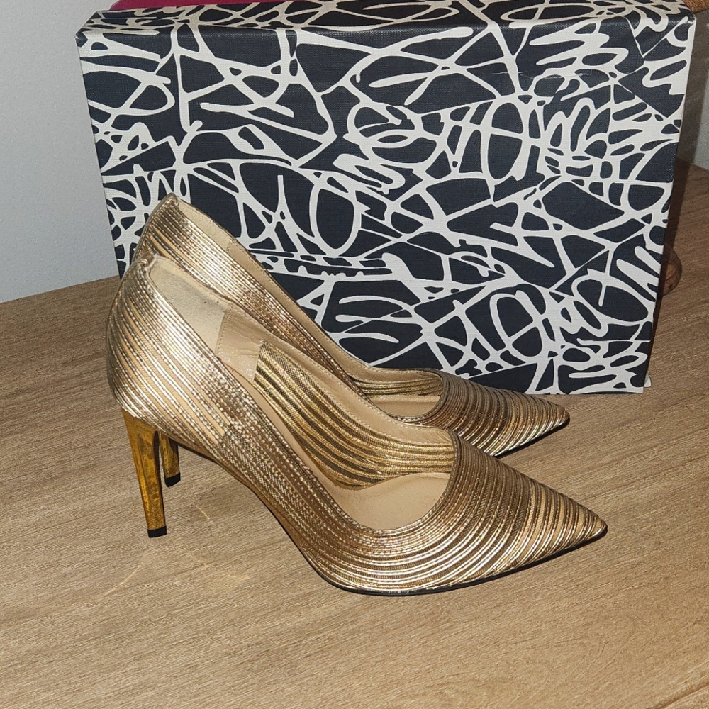Diane vonfurstenberg gold mentality pump